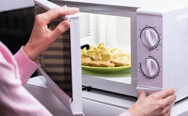 Can I Put a Plastic Plate in the Microwave?